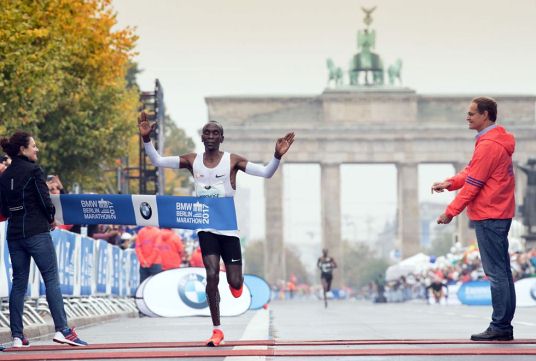 A kenyai Eliud Kipchoge maratoni  világcsúcsa