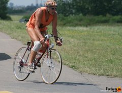 Fehér Károly kerékpározik a Kisköre Triatlon versenyen