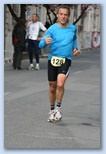 Futás Sárváron Szőnyi Ferenc ultra-triatlon világbajnok a 12 órás futást nyeri (2010-ben a 24 órás futást nyerte)