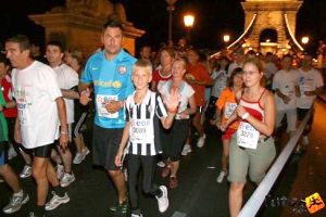 futók a budapesti éjszakai futáson