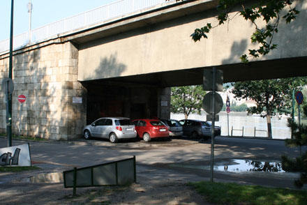Tilos a parkolás a Margitszigeten az Árpád híd lejáró alatt
