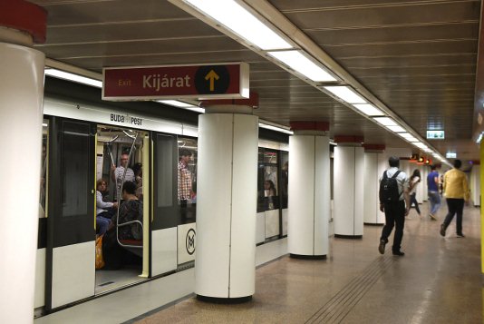 2-es metró a Kossuth Lajos téri állomáson