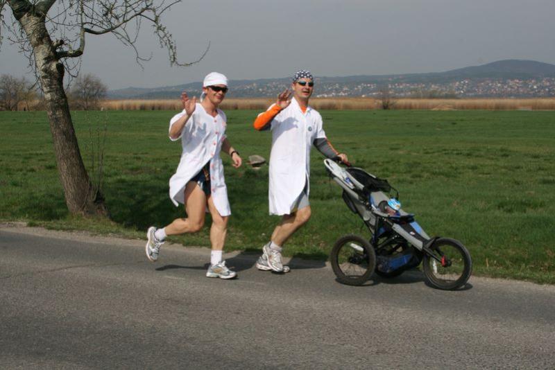 Futás Agárd - Velence toparti_futoparti_futas_5715.jpg futás a frissítőkkel