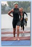 Triatlon úszás neoprén ruhában a Dunában