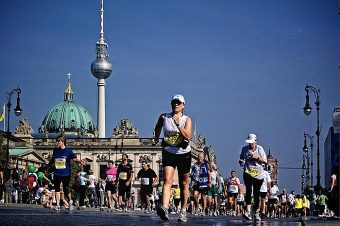 Berlin Marathon a tv torony előtt